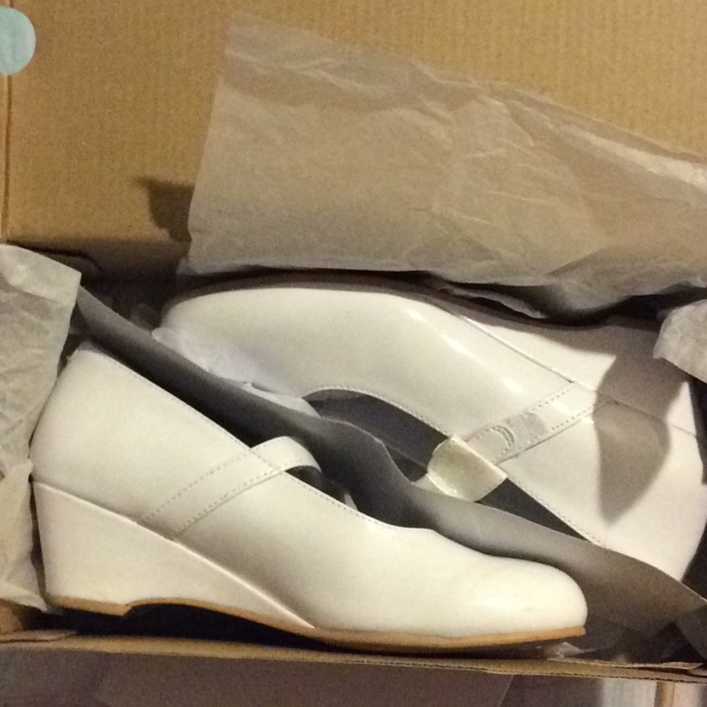 White patent leather wedge for girls.
